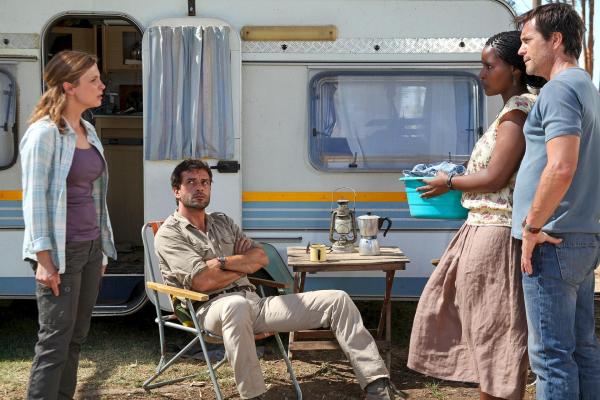Bild 1 von 8: Im Bild (v.li.): Julia Brendler (Johanna Zarrmann), Kai Schumann (Thomas Marrach), Ndoni Khanyile (Rosi), Kevin Otto (Günther).