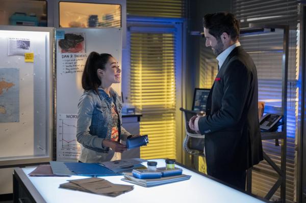 Bild 1 von 1: Ella Lopez (Aimee Garcia, l.); Lucifer Morningstar (Tom Ellis, r.)