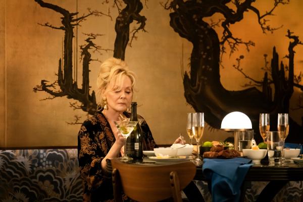 Bild 1 von 1: Deborah (Jean Smart) greift zu drastischen Mitteln und erpresst Marty, um ihre Showtermine zu sichern. Doch Marcus ist außer sich vor Wut - er hat andere Pläne für Deborahs Karriere.