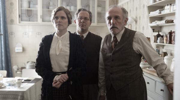 Bild 1 von 11: Elisabeth Behnke (Fritzi Haberlandt, li.), Hans Litten (Trystan W. Pütter, Mitte) und Katelbach (Karl Marcovics, re.) werden in Behnkes Wohnung ertappt!