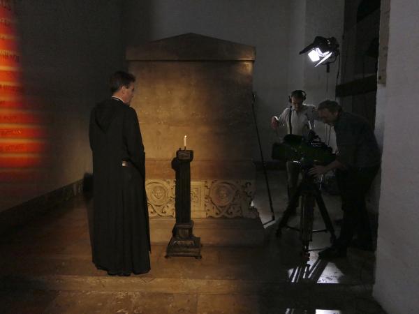 Bild 1 von 22: Das BR-Team und Johannes Eckert OSB, Abt von St. Bonifaz, (geb. 1969), vor dem Sarkophag König Ludwigs I., St. Bonifaz, München.