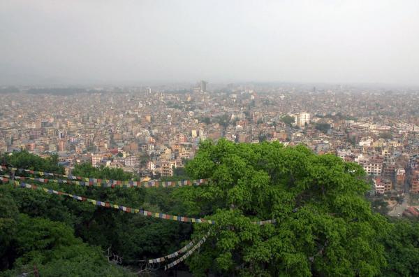 Bild 1 von 2: Kathmandu, die Hauptstadt Nepals, liegt in einem Tal inmitten des Himalaya-Gebirges.