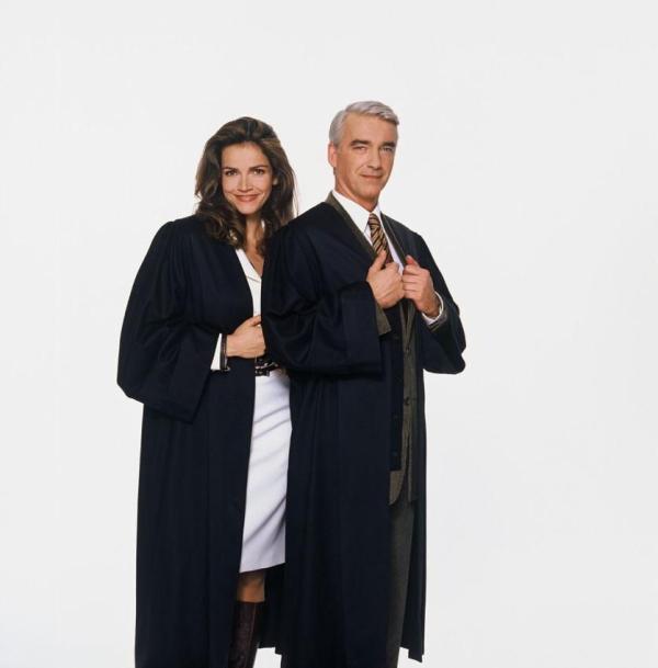 Bild 1 von 15: Ein ungleiches Anwalts-Duo: Die kühle Sandra (Rebecca Immanuel, l.) und der charmante Felix (Christoph M. Ohrt, r.) verhalten sich meist wie Katz und Maus ...