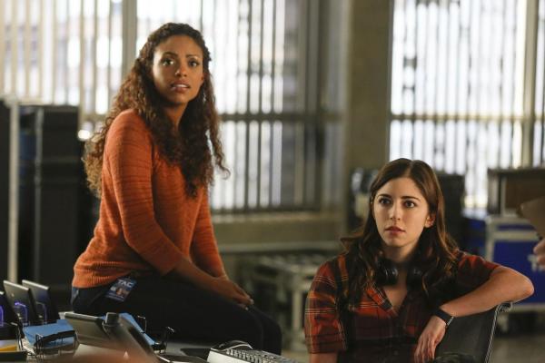 Bild 1 von 21: Während Danny (Jaime Lee Kirchner) und Cable (Annabelle Attanasio) unbedingt wissen möchten, wer der Mann ist, auf den Chunk ein Auge geworfen hat, findet Chunk die Sache alles andere als amüsant ...