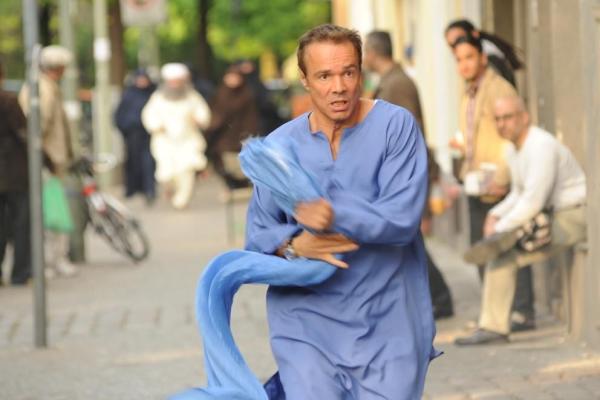 Bild 1 von 10: Sein Trip ins islamische Zentrum geht trotz voller Verschleierung total daneben: Harald (Hannes Jaenicke) ...