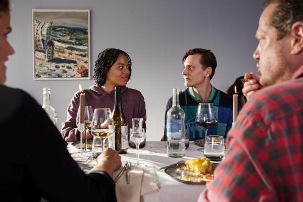 Bild 1 von 15: Sandra (Katharina Wackernagel, l.) und Christian (Aurel Manthei, r.) verbringen einen schönen Abend mit Otis (Rick Okon, 2.v.r.) und Bill (Jane Chirwa, 2.v.l.), denen sie zufällig auf dem Weg in ihr romantisches Wochenende begegnet sind.