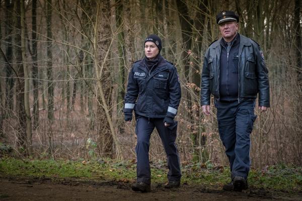 Bild 1 von 9: Franzi (Rhea Harder-Vennewald, l.) und Hans (Bruno F. Apitz, r.) sehen sich auf dem Waldgrundstück der Schwestern genauer um.