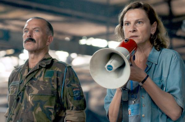 Bild 1 von 6: Die Dolmetscherin Aida (Jasna Duricic) und der holländische UN-Sergeant-Major Franken (Raymond Thiry) versuchen, die Situation in der völlig überfüllten UN-Schutzzone zu beruhigen.