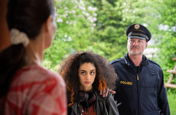 Bild 1 von 1: Als es bei Familie Beissl klingelt, steht Ava (Eilin Aliza, M.), die Nichte von Beissl, zusammen mit einem Polizisten vor der Haustür.