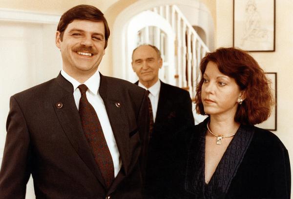 Bild 1 von 6: Im Bild (v.li.): Michael Scheidl (Thomas), Jaromir Borek (Thomas? Vater), Elfi Eschke (Henriette).