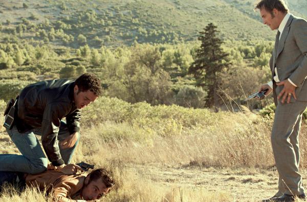 Bild 1 von 6: Pierre Michel (Jean Dujardin) und José Alvarez (Guillaume Gouix, li.) nehmen einen Verdächtigen fest.