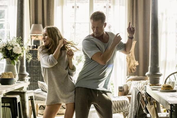 Bild 1 von 13: Linda (Stefanie Stappenbeck, l.); Thomas (Til Schweiger, r.)