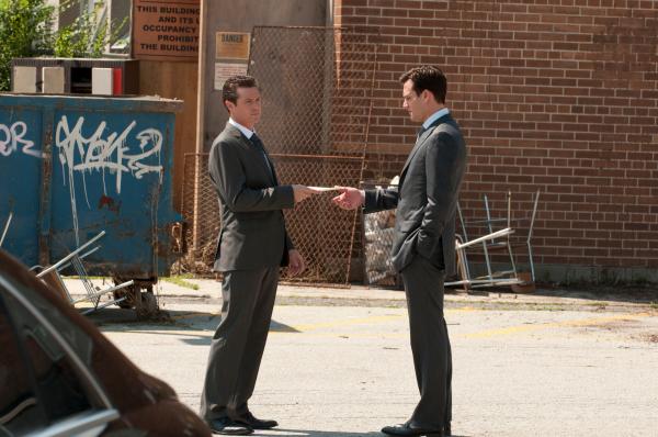 Bild 1 von 2: Harvey (Gabriel Macht, r.) will sich von Travis Tanner (Eric Close, l.) nicht provozieren lassen - doch der skrupellose Anwalt greift zu unlauteren Mitteln, um die Oberhand zu gewinnen.