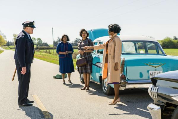 Bild 1 von 10: (v.l.n.r.) Weißer Polizist (Ron Clinton Smith); Dorothy Vaughan (Octavia Spencer); Katherine G. Johnson (Taraji P. Henson); Mary Jackson (Janelle Monáe)