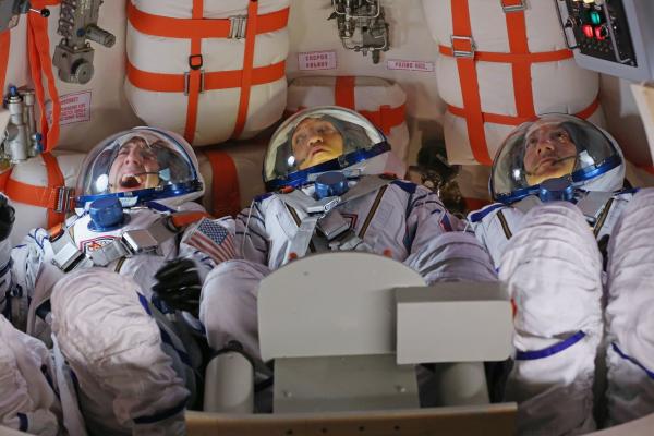 Bild 1 von 15: Als Sheldon eine Assistentin einstellt, fühlt sich Amy von ihr bedroht. Währenddessen werden Howards Nerven im Weltraum sehr strapaziert. (v.l.n.r.) Howard (Simon Helberg, l.), Dimitri (Pasha D. Lychnikoff, M.) und Michael J. Massimino (Michael J. Massimino, r.) ...
