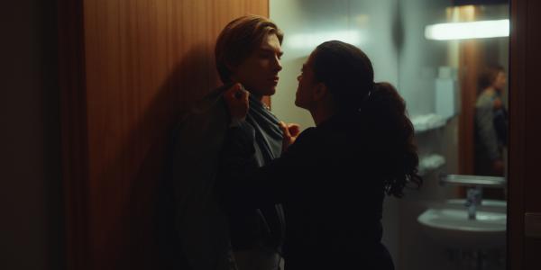 Bild 1 von 3: Nicolas Dardenne (Gustav Schmidt, l.) ist nach den letzten Ereignissen völlig desillusioniert. Louna Lloris (Anna Bardavelidze, r.) stellt ihn zur Rede.