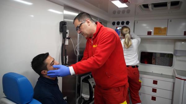 Bild 1 von 2: Rettungssanitäter Chris Grüne einen Supermarkt-Mitarbeiter verarzten, der von einem Ladendieb geschlagen wurde