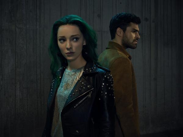 Bild 1 von 15: (2. Staffel) - The Gifted - Lorna (Emma Dumont, l.); Marcos (Sean Teale, r.)