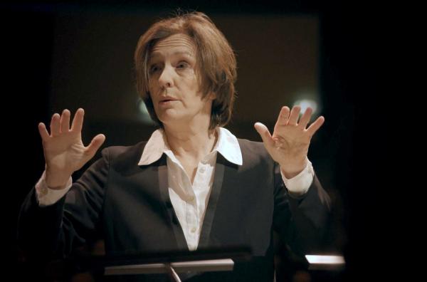 Bild 1 von 4: 1991 gründete Laurence Equilbey den Chor Accentus, der heute zu den führenden Ensembles der europäischen Vokalmusik zählt. Damit drang die Dirigentin in eine von Männern dominierte Domäne vor.