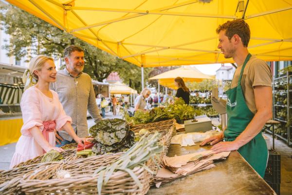 Bild 1 von 16: Im Bild: Silvia Schneider, Peter Fischer auf dem Wochenmarkt in St. Johann in Tirol.
