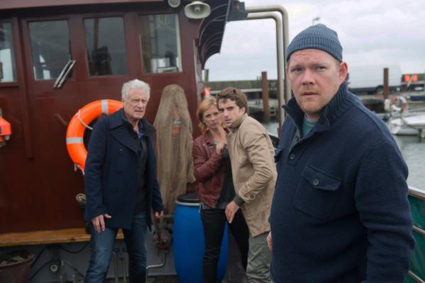 Bild 1 von 15: Theo Clüver (Robert Atzorn, l.), Ina Behrendsen (Julia Brendler, 2.v.l.), Hinnerk Feldmann (Oliver Wnuk, 2.v.r.) und Tadde Frödden (Oliver Bröcker, r.).
