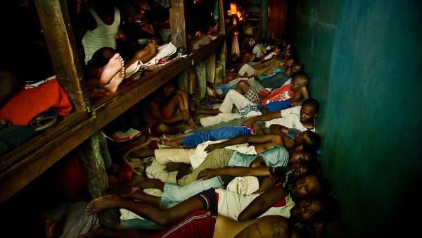 Bild 1 von 3: Das Antanimora-Gefängnis ist stark überfüllt. Die Häftlinge schlafen Haut an Haut.