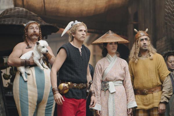 Bild 1 von 4: Im Bild: Gilles Lellouche (Obelix), Guillaume Canet (Asterix), Julie Chen (Prinzessin Wun Da), Jonathan Cohen (Genmais).