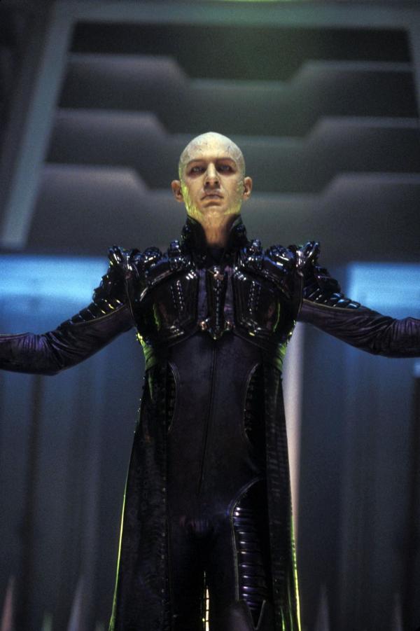 Bild 1 von 8: Auf Romulus angekommen, finden Captain Picard und seine Crew schnell heraus, um wen es sich bei dem neuen Prätor namens Shinzon (Tom Hardy) handelt ...