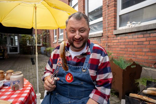 Bild 1 von 4: Sebastian Lege deckt die Tricks der Lebensmittelindustrie auf. Er zeigt, wie Leberkäse, Multivitamingetränke oder Senf günstig hergestellt werden.