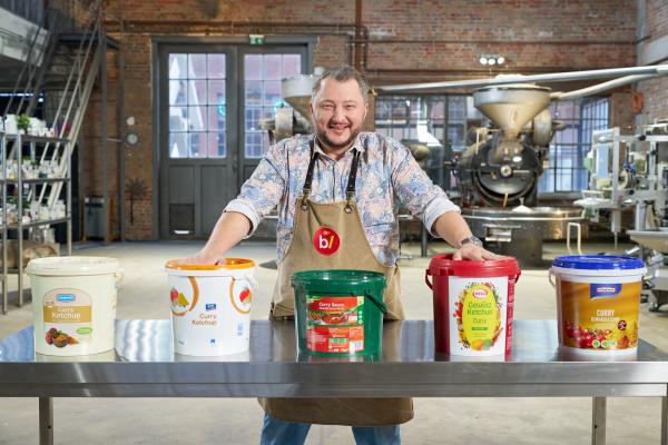 Bild 1 von 7: Mit Fertigsaucen aus großen Eimern sparen Imbissbetreiber Zeit und Geld. Die Produkte sind für die Gastronomie optimiert: Sie sind lange haltbar, müssen nicht gekühlt werden und sind besonders praktisch.