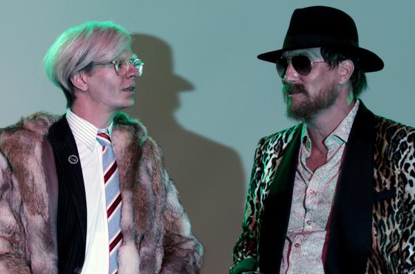 Bild 1 von 4: Andy Warhol (Alexander Scheer) und Rainer Werner Fassbinder (Oliver Masucci) in New York