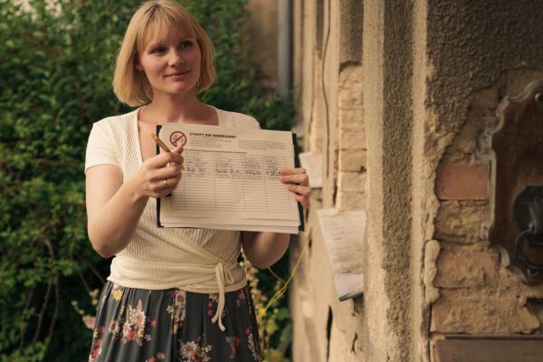 Bild 1 von 8: Jule (Rosalie Thomass) sammelt Unterschriften gegen den Windpark.