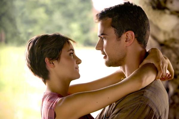 Bild 1 von 8: Tris (Shailene Woodley, l.) und Four (Theo James, r.) werden zum Spielball einer Verschwörung, während sie eigentlich versuchen, mehr über ihre Bestimmung herauszufinden. Hat ihre junge Liebe eine Chance?