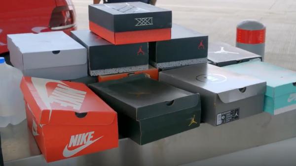 Bild 1 von 3: Grenzbeamte stoßen auf einen kuriosen Fund: In einem Fahrzeug sind zahlreiche Sneaker-Kartons gestapelt.