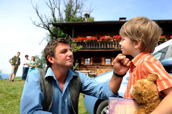 Bild 1 von 1: Ein letzter Abschied: Jonas (Fabian Elias Huber, r.) muss ins Heim.