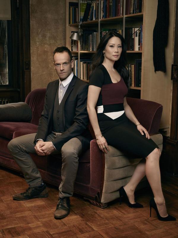 Bild 1 von 10: (6. Staffel) - Lösen Kriminalfälle auf höchst eigenwillige Weise: Sherlock Holmes (Jonny Lee Miller, l.) und Joan Watson (Lucy Liu, r.) ...
