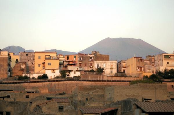 Bild 1 von 5: Die Neapolitaner haben gelernt, mit ihrem unberechenbaren Nachbarn umzugehen und dessen Ressourcen für sich zu nutzen.