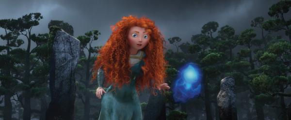 Bild 1 von 25: Vor der beeindruckenden Kulisse der schottischen Highlands entführt das 13. Animationshighlight der Pixar Animation Studios in eine urtümliche und geheimnisvolle Welt, in der seit Menschengedenken die alten Geschichten von epischen Schlachten und mystischen Legenden von Generation zu Generation weitergegeben werden. MERIDA - LEGENDE DER HIGHLANDS reiht sich ein in den Reichtum dieser Sagenwelt mit einer mutigen jungen Heldin, die den Traditionen, ihrem Schicksal und der schrecklichsten aller Bestien die Stirn bietet. Inmitten der rauen Wildnis der schottischen Highlands träumt die talentierte Bogenschützin Merida davon, ihr Leben selbst in die Hand zu nehmen. Doch im Hause des schottischen Königs hat nur eine das Sagen - Meridas Mutter, Königin Elinor. Und die hat eine ganz klare Vorstellung davon, wie die Zukunft ihrer Tochter aussehen soll: Das aufmüpfige Mädchen mit den wilden roten Locken soll möglichst bald unter die Haube, vermählt werden mit einem der Clan-Söhne aus der Umgebung. Also lädt Elinor den klobigen Lord MacGuffin, den mürrischen Lord Macintosh und den streitsüchtigen Lord Dingwall und ihre Söhne zu Ritterspielen ein, bei denen der Nachwuchs um die Hand von Merida kämpfen soll. Heimlich nimmt auch Merida - als Ritter verkleidet - an den Spielen teil und stellt die aussichtsreichen Kandidaten mehr als bloß. Die Lords schäumen vor Wut. Als Merida nach einem Riesenkrach mit der Mutter voller Zorn mit ihrem Pferd in den Wald flüchtet, nehmen die Dinge ihren unheilvollen Lauf. Ein magischer Fluch fordert all ihre Kräfte und ihren Mut, wenn sie ihre Familie und ihr Königreich retten will...