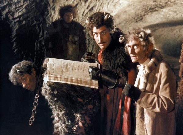 Bild 1 von 1: Die hinterhältige Dorotka heiratet den verwitweten alten Müller Máchal aus purer Habgier und treibt ihn vorsätzlich in den Tod. Danach jagt sie seinen Sohn Peter vom Hof, lässt ihn mithilfe einer Intrige ins Gefängnis bringen und unschuldig eine Strafe beim Militär absitzen.     In der Hölle wird Dorotkas Treiben derweil argwöhnisch beäugt. Ihr irdisches Sündenmaß ist übervoll als Luzifer beschließt, das böse Weib in die Hölle holen zu lassen. Doch sein tollpatschiger Helfer Janek wird mit Dorotka nicht fertig und landet schließlich versehentlich als Soldat bei der Armee. Dort lernt er Peter kennen. Erst mit vereinten Kräften gelingt es den Beiden, Dorotka zu überlisten und für Gerechtigkeit zu sorgen.