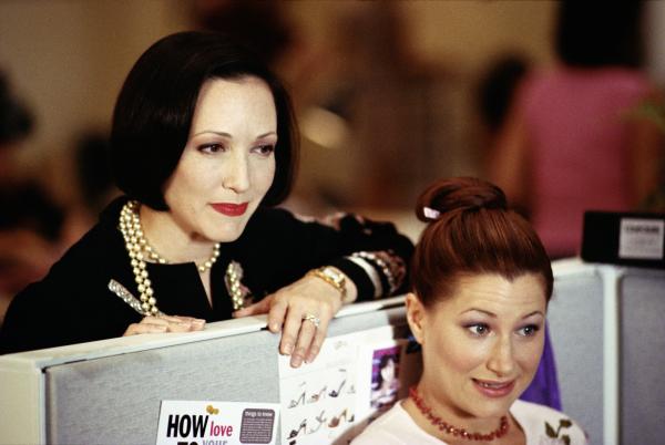Bild 1 von 19: Als die Tratsch-Kolumnistin Michelle (Kathryn Hahn, r.) - schon wieder - von ihrem Freund verlassen wird, kommt Chefredakteurin Lana (Bebe Neuwith, l.) eine einzigartige Idee ...