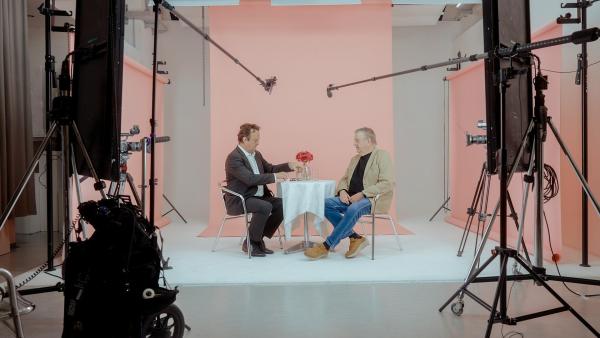 Bild 1 von 32: Im Bild: Hanno Settele in seiner eigenen Dating-Show bei der er auf acht Personen trifft.