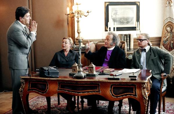 Bild 1 von 1: Im Bild (v.li.): Peter Fröhlich (Erwin Schoitl), Veronika Faber (Fr. Klammer), Kurt Weinzierl (Monsignore Fatzl), Rochus Millauer (Mann in Filmkommission).