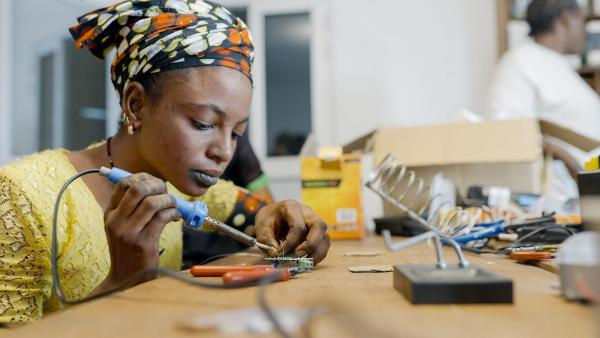 Bild 1 von 8: Im Bild: Aïssata wurde mit 14 Jahren verheiratet. Mit 15 bekommt sie die Chance, in einer viermonatigen Ausbildung das Installieren und Reparieren von Solarpaneelen zu lernen.