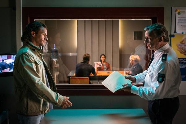 Bild 1 von 10: Mattes (Matthias Schloo, 2.v.l.) und Melanie (Sanna Englund, 2.v.r.) versuchen herauszubekommen, ob Minas (Pegah Ferydoni, M.) Bruder weitere Aktionen geplant hat. Während Haller (Hannes Hellmann, r.) und Tim Schneider (Stephan Luca, l.) die Befragung von draußen verfolgen, zeigt Haller dem Schauspieler die Akte des Verdächtigen.