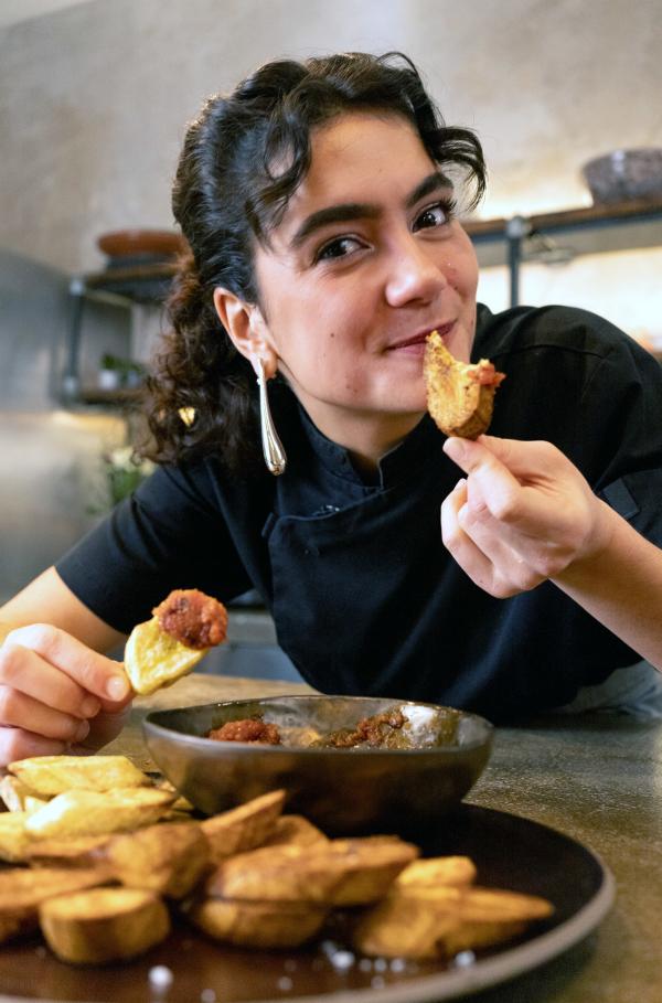 Bild 1 von 3: Lucie hat ein karibisches Rezept ausprobiert: frittierte Kochbananen mit Chilisauce.