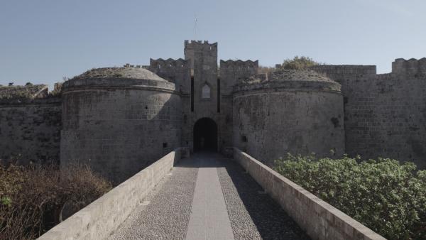 Bild 1 von 4: Umgeben von dicken Mauern gilt die Stadt Rhodos lange als uneinnehmbar - bis am 26. Juni 1522 das Unvorstellbare passiert und die Insel von den Osmanen belagert wird.