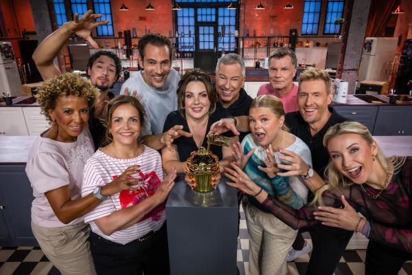 Bild 1 von 18: (v.l.n.r.) Arabella Kiesbauer; René Casselly; Rebecca Immanuel; Alexander Mazza; Paula Lambert; Thomas Hermanns; Anne-Sophie Briest; Thomas Helmer; Maximilian Arland; Anna-Carina Woitschack