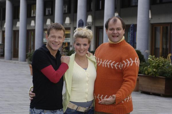 Bild 1 von 8: 13 neue Folgen in neuer Besetzung: Comedian Mathias Schlung (l.) ist in die Comedy-WG zu Mirja Boes (M.) und Markus Majowski (r.) gezogen.