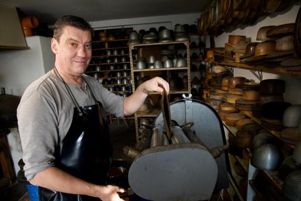 Bild 1 von 10: Im Bild: Der Kärntner Hutmacher Josef Kollmann in seiner Werkstatt in Metnitz.