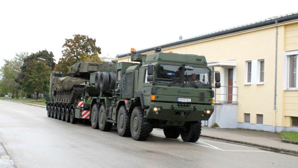 Bild 1 von 2: Rund 23 Tonnen bringt der \